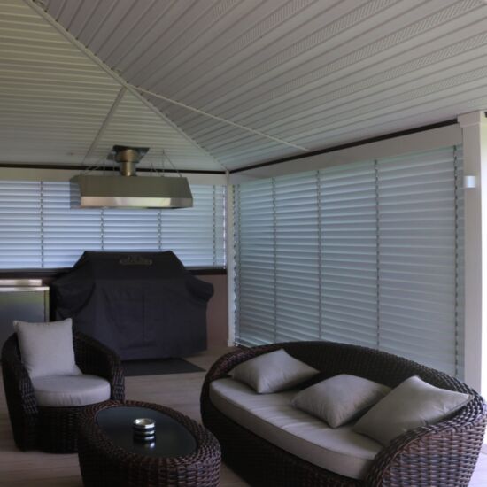 Алюминиевые горизонтальные жалюзи для террасы