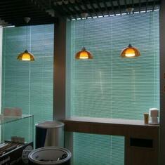 Алюминиевые жалюзи для ресторана цена. Купить в «Мастерская Жалюзи»